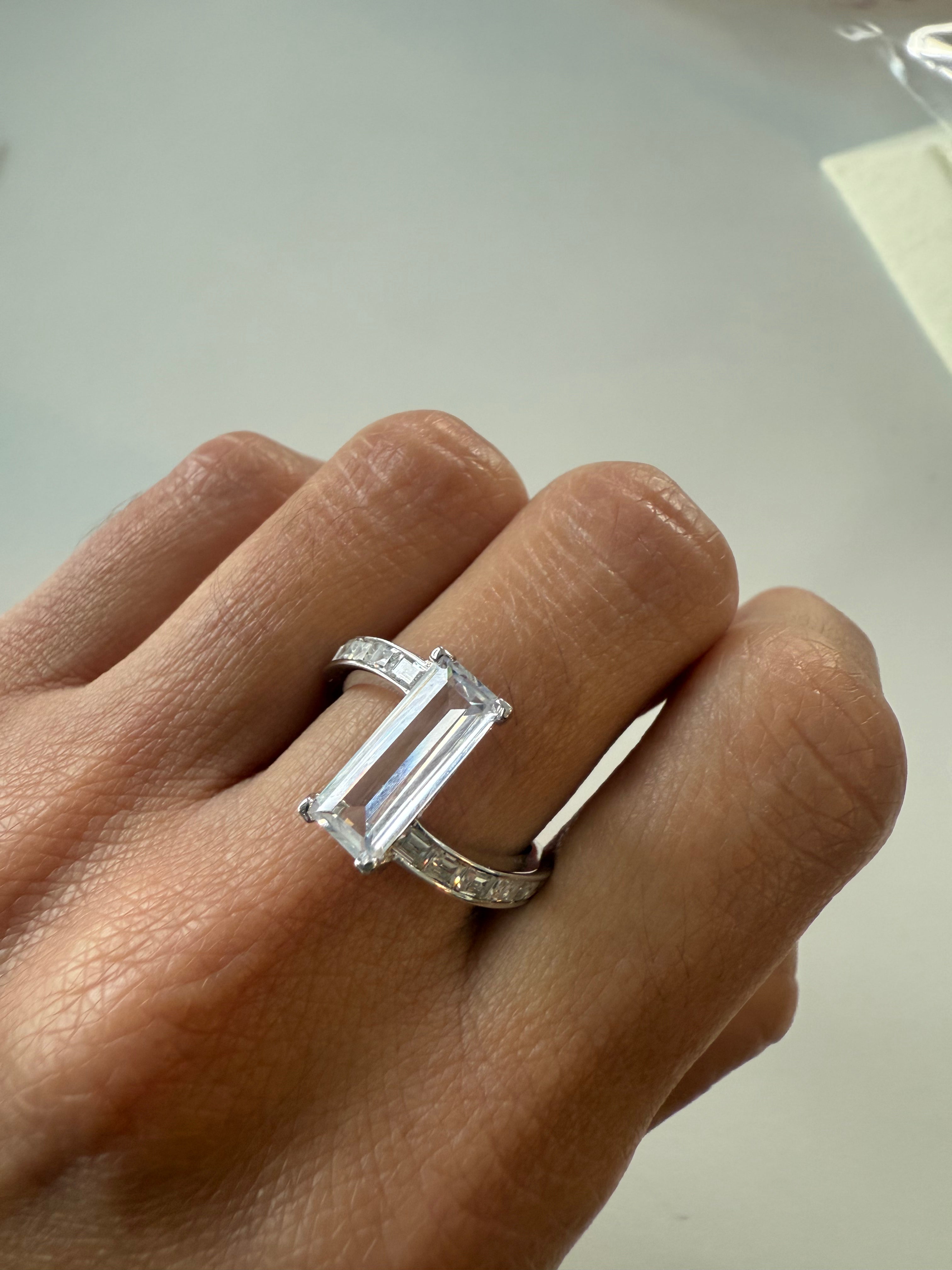 Anel Prata 925 com Zircônias Baguete